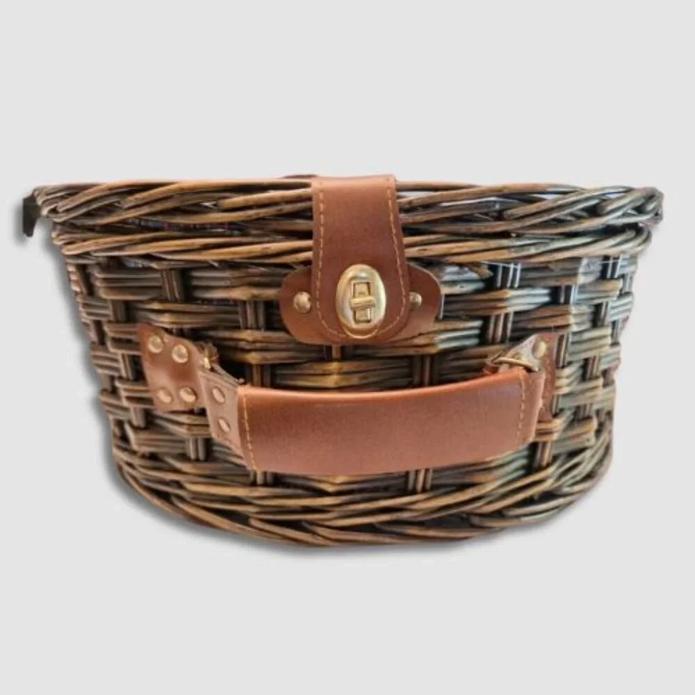VINTAGE PICNIC BASKET Brown Classic Old Fashioned Outdoors Complete Set For Four